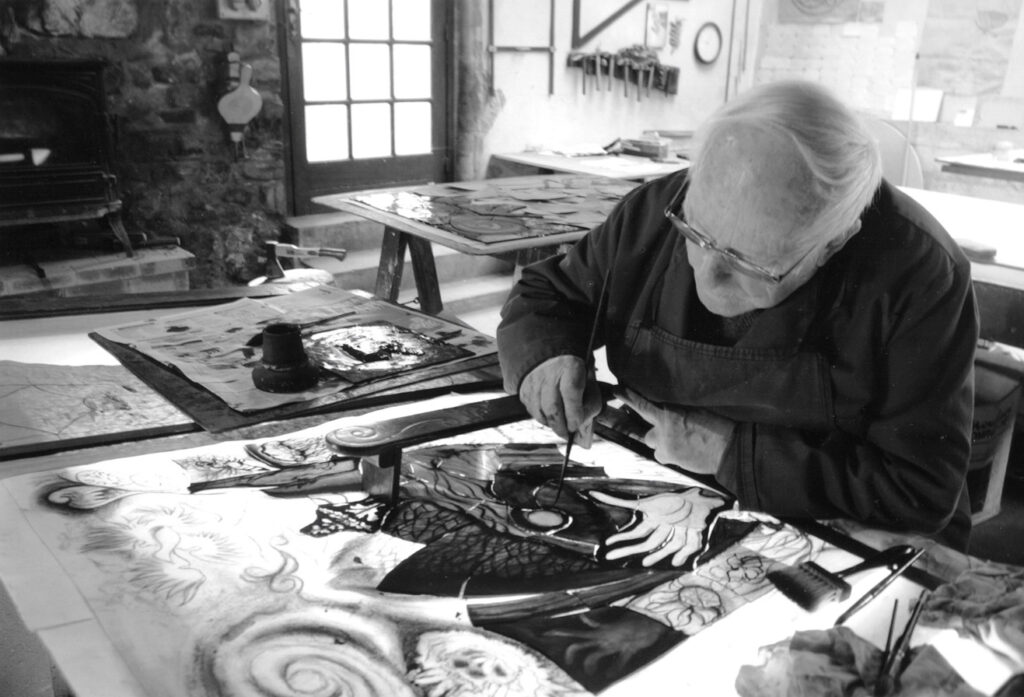 Charles Carrère le maître verrier a créé les vitraux figurant dans l'ouvrage sur le Credo